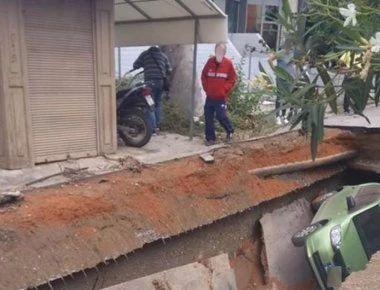 «Άνοιξε» η γη στην Αιδηψό και «κατάπιε» αμάξι (βίντεο)